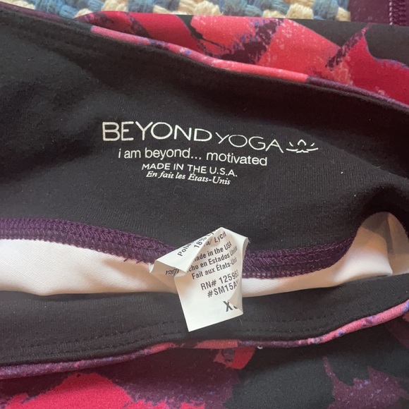 New Beyond Yoga print leggings XS size 0-2. - Picture 3 of 3